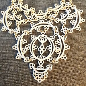JESSICA SIMPSON White Feminine Cutout Plate Bib Necklace White.